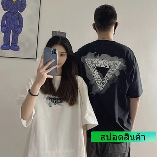 สวมใส่ได้ทุกเพศ  การพิมพ์ตัวอักษรแบรนด์กระแสน้ำเกาหลียอดนิยม เสื้อยืดแขนสั้นคอกลมโอเวอร์ไซส์