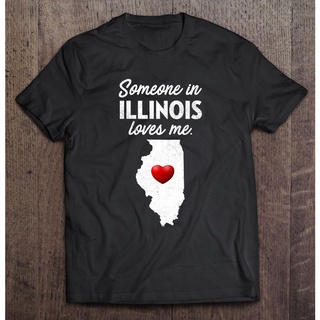 เสื้อยืด พิมพ์ลาย Someone In Illinois Loves Me Illinois สําหรับผู้ชาย