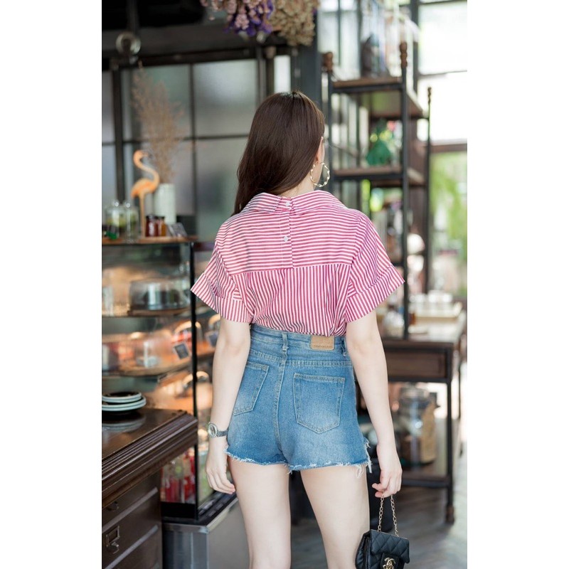 1อต2703 เสื้อลายริ้ว แขนเบิ้ล ทรงคอปก มีกระดุมหน้าถอดได้ แต่งกระดุมหลัง 2 เม็ด งานสวย ขายดี ราคาถูก ติดไปได้เลยค่ะ
