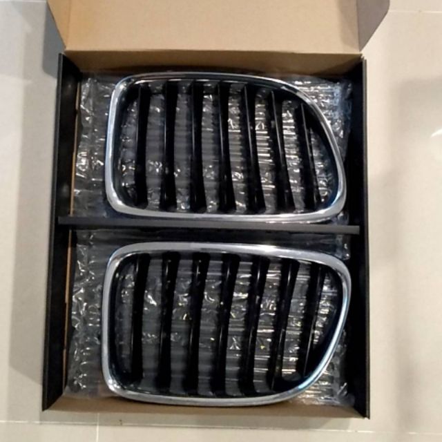 กระจังหน้า BMW X1 E84 ของแท้ 100%