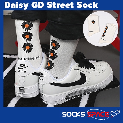 Hot ถุงเท้าแฟชั่นแนวสตรีท ลายเดซี่ DaisySock งานป้ายคุณภาพ ยาวครึ่งแข้ง ใส่สบาย / ถุงเท้าผู้ชาย ถุงเท้าผู้หญิง