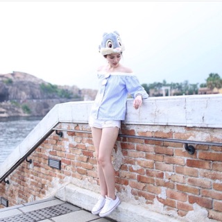 เสื้อปาดไหล่ สีฟ้า แบรนด์ welovedelouvre