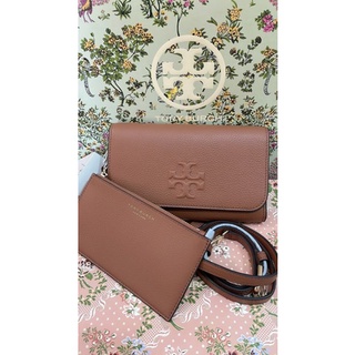 พร้อมส่ง 🔥Sale 🔥รุ่นตามหา ได้2ชิ้นสุดคุ้ม Tory Burch THEA FLAT WALLET CROSSBODY สี Moose สวยคลาสสิค