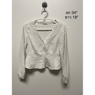 เสื้อครอปสีขาวลายจุดงานป้าย