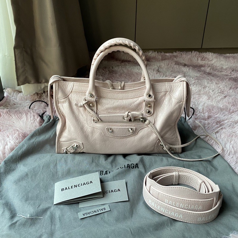 Like new Balenciaga small city ปี2020 สายlogo สีชมพู💖 สวยมาก อะไหล่เงินดีงาม สภาพสวยมาก ขอบมุมงาม ภา