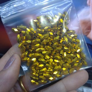 ลูกปัดเหลี่ยมทรงรี 150 ชิ้น 15 บาท