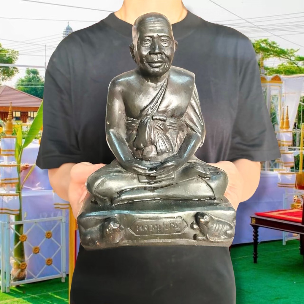 หลวงปู่ปาน วัดคลองด่าน เนื้อโลหะทองเหลืองลงรักสีดำ (กว้าง6นิ้ว สูง8นิ้ว)เจ้าวิชาเห็นเสือผู้สามารถเสก