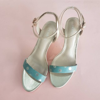 รองเท้าหนังแกะ ICONIQ รุ่น Quinn 3.5" Sandal in Blue Dotted Champagne