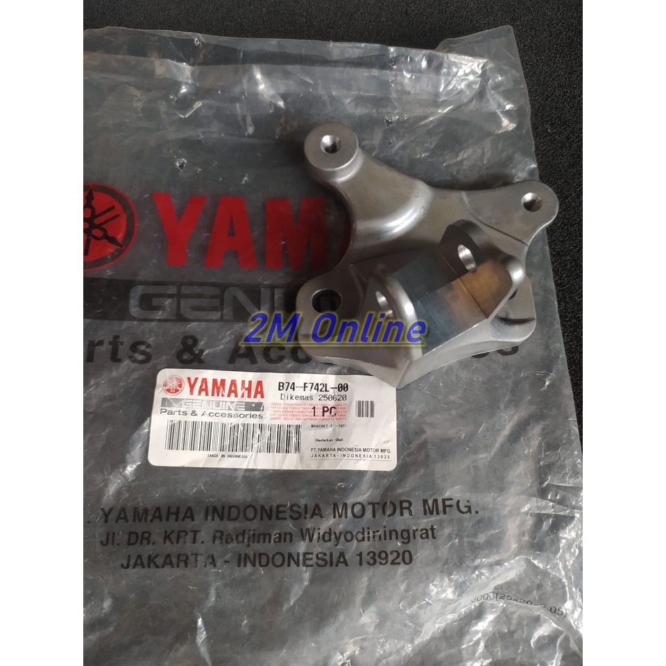 B74-F742L-00 Original YGP XMAX 250 ขายึดเท้าขวา