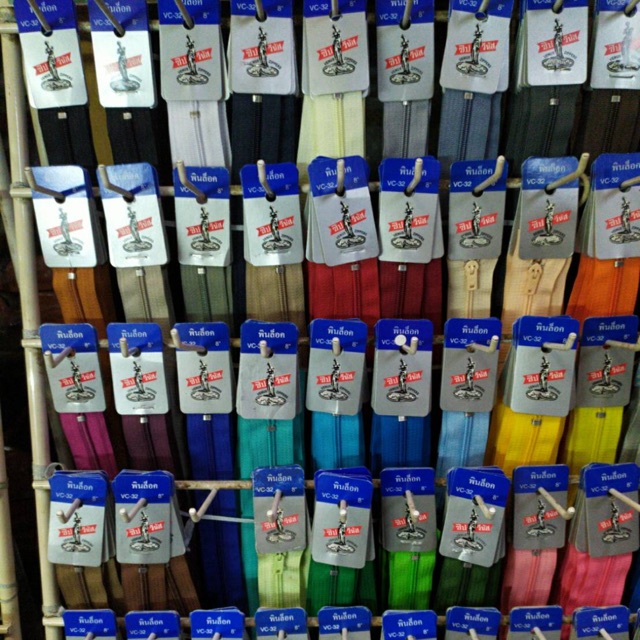 (ลดล้างสต๊อก) **ยกโหลคละสีสุ่มสี** ซิปวีนัส8“ ซิปกางเกง พินล็อค