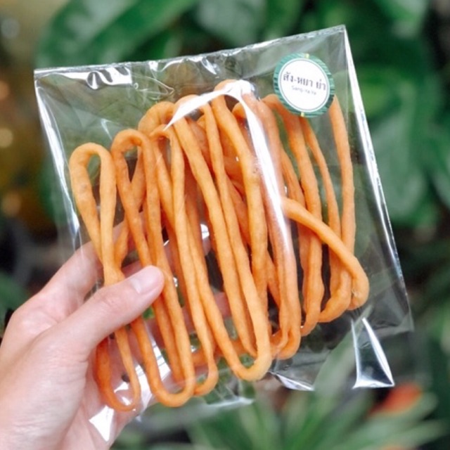 ขนมไส้ไก่ (Crispy Breadsticks)