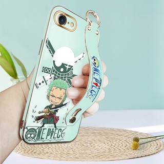 (พร้อมสายรัดข้อมือ) เคสไอโฟน iPhone 7 8 Plus SE 2020 2022 6 6s Plus เคสนิ่ม การ์ตูน (One Piece) รูปแบบ Zoro ปกอ่อน Square Edge ปลอกหรูหราชุบ TPU เคสโทรศัพท์