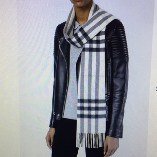 Burberry The Classic Cashmere Scarf in Check