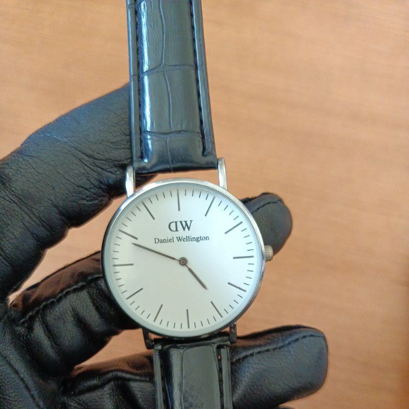 นาฬิกาแบรนด์เนมDaniel Wellingtonหน้าปัดสีขาวตัวเรือนสีเงิน สายหนังสีน้ำตาลของแท้100% มือสองสภาพสวย