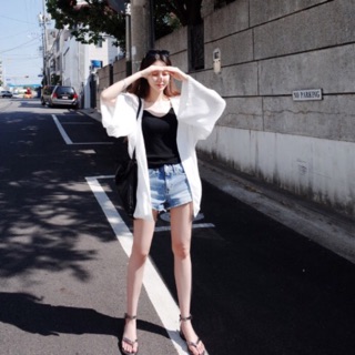 *พร้อมส่ง* เสื้อคลุมทรงหลวม แขนยาว ปล่อยระบายพริ้ว สีขาว