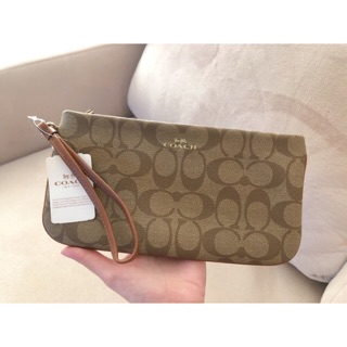 🇺🇸✈️COACH LARGE WRISTLET IN SIGNATURE  คล่องมือไซส์L 1 ซิป