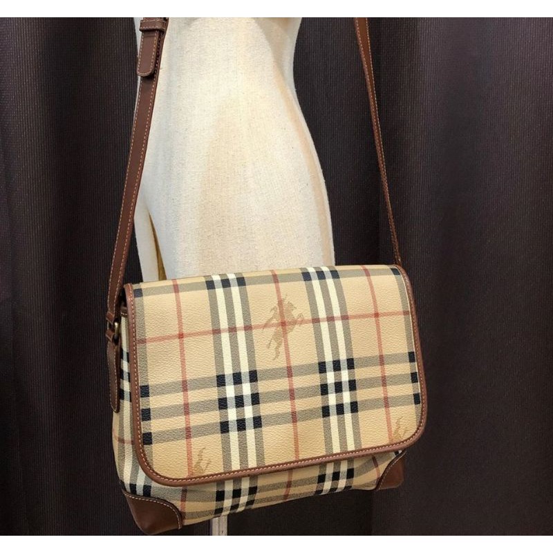 ❌ขายแล้ว❌Used Burberry crossbody bag 👒👒 มือ 2 แท้ 100 %สภาพดีมากคะ กระเป๋าไม่แตกสภาพสวยมากสนใจแอดลายbum2516ภาพจะชัด