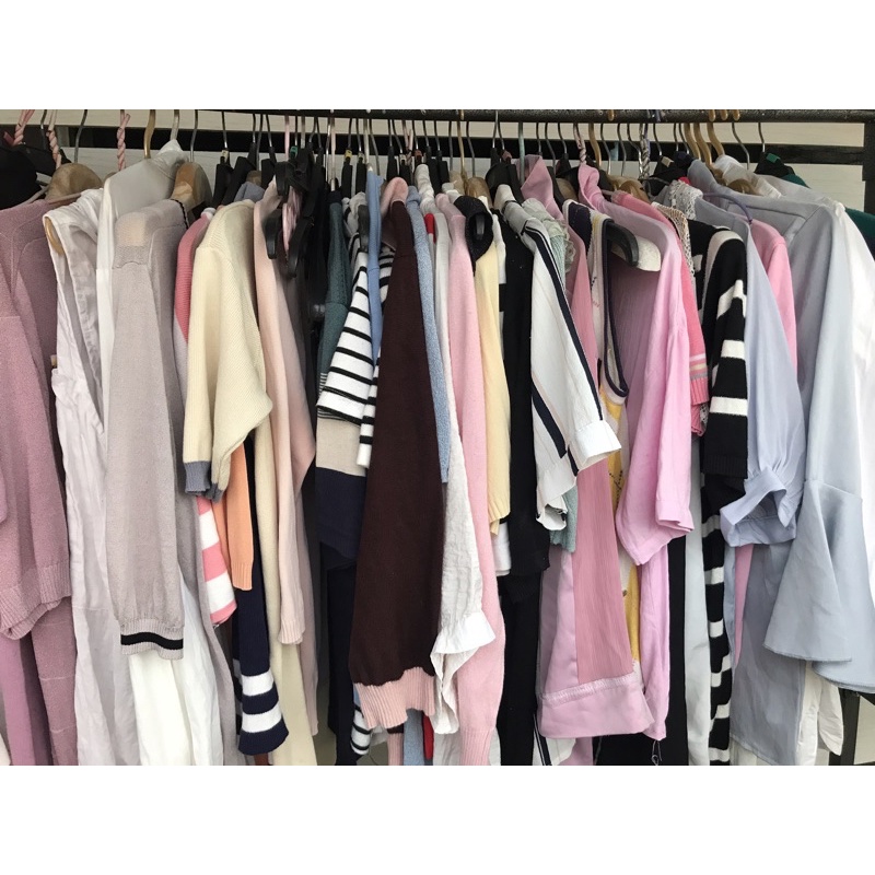 เสื้อผ้ามือสอง มีตำหนิ คละไซส์ ตัวละ 5 บาท มีเก็บเงินปลางทาง