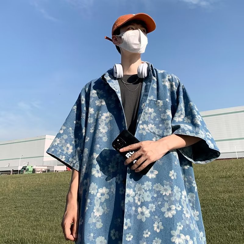 เสื้อแจ็กเก็ตยีนแขนสั้นลําลอง พิมพ์ลายดอกเดซี่ เข้ากับทุกการแต่งกาย สไตล์ญี่ปุ่น และฮ่องกง แฟชั่นฤดูร้อน สําหรับผู้ชาย และผู้หญิง