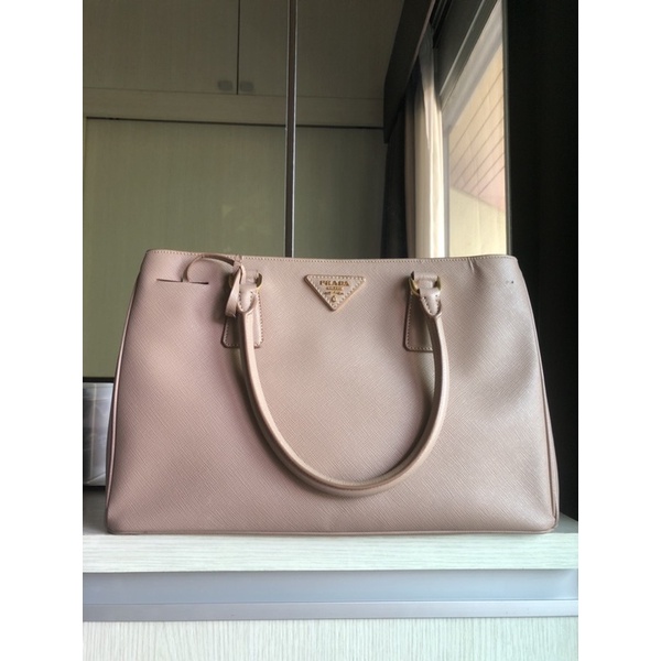 กระเป๋า Prada Saffiano Lux Tote 30