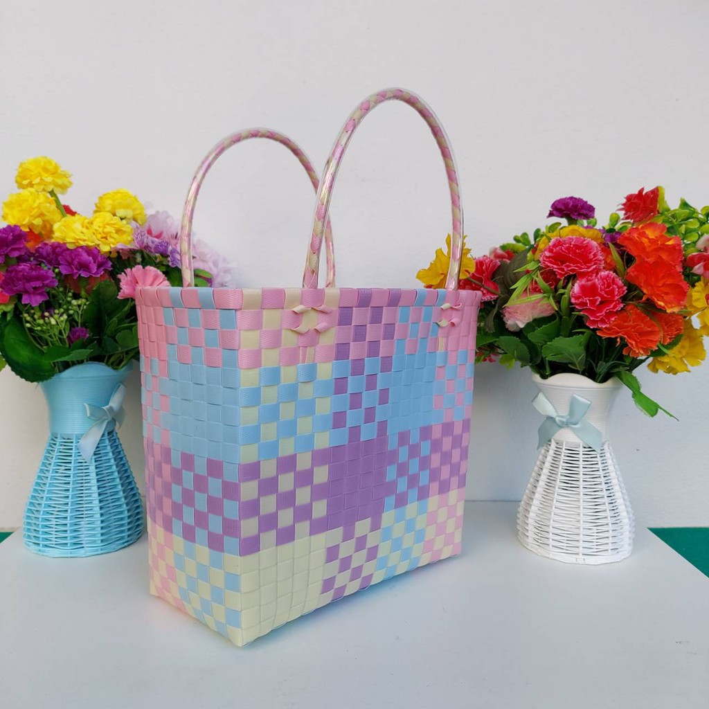 กระเป๋าสาน เส้นพลาสติก  แบบถือ สียูนิคอรน กว้าง13ยาว24.5สูง23cmวัดจากขอบปากกระเป๋า - รูปที่ 5