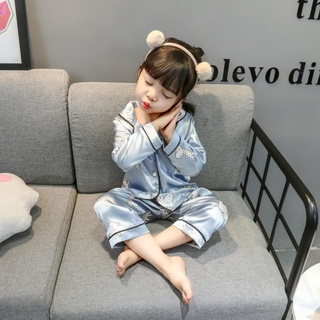 Qworld（1-10ปี)ชุดนอนสำหรับเด็กชายและเด็กหญิง การพิมพ์ยีราฟน่ารัก ผ้าซาติน นุ่ม ใส่ได้ทั้งปี เสื้อแขนยาว+กางเกงขายาว