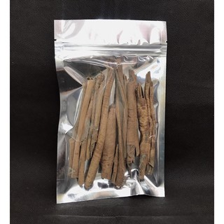 อบเชย（ 桂皮 ）50g พร้อมส่ง อบเชยจะมีกลิ่นหอม ให้รสชาติออกหวานนิดๆ เผ็ดเล็กน้อยและมีฤทธิ์ร้อน สามารถนำปรุงอาหารได้หลากหลาย