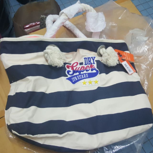 กระเป๋าสะพาย superdry