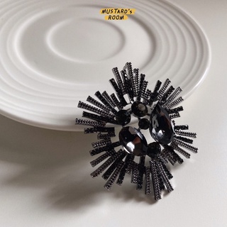 Black spinel brooch - เข็มขัดประกาย นิลดำ