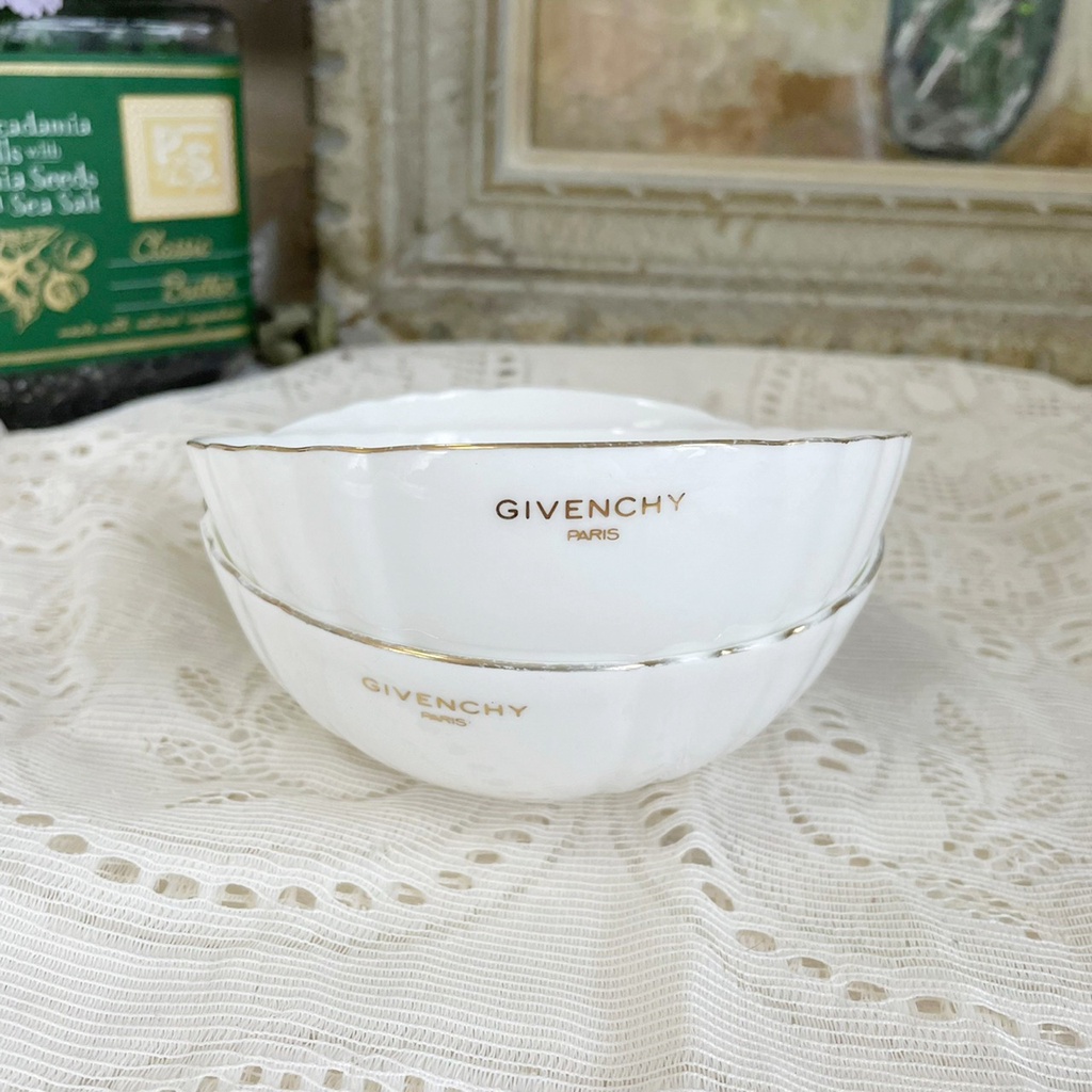 ถ้วยขนม GIVENCHY ตำหนิขอบทองจางตามภาพค่ะ ขอคนรับได้ค่ะ ขนาด W 11.5 cm  H 4.5 cm