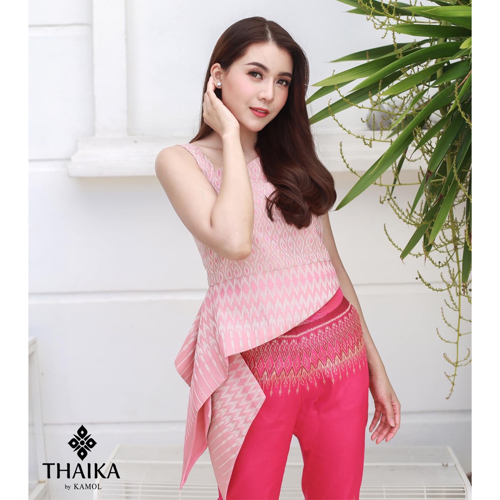 Thaika เสื้อ ‘บัวชมพู’ ผ้าไทย สีชมพูนู้ดพาสเทล แขนกุด แต่งระบายหางปลา ชุดไทย ใส่ทำงาน ไปเที่ยว