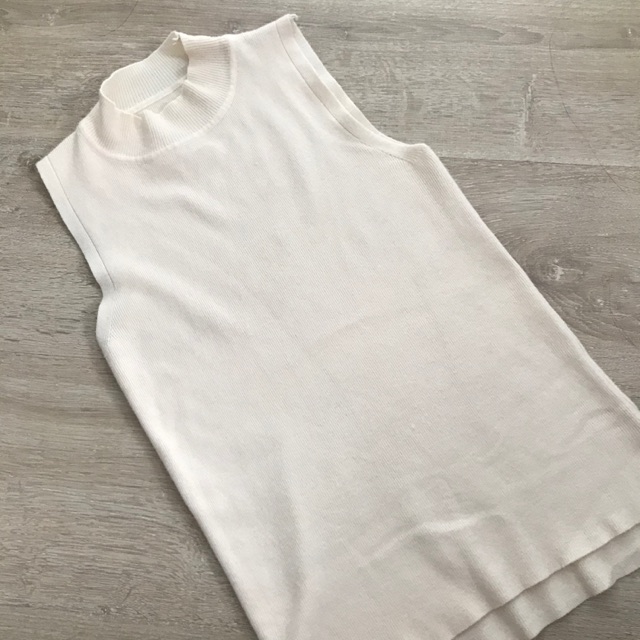 เสื้อไหมพรมแขนเว้า สีครีม จากร้าน December’s