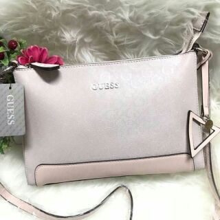 GUESS CROSSBODY BAG  วัสดุหนังแก้วสะท้อนแสง  ด้านหน้ามีtagหนังสามเหลี่ยมปรับดับด้วยโลโก้แบรนด์ Color: ดำ , ชมพู , ครีม