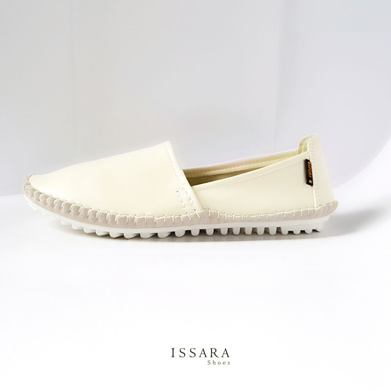 Issara Shoes รองเท้าคัชชูหญิงส้นเตี้ย หนังนิ่มสีครีม