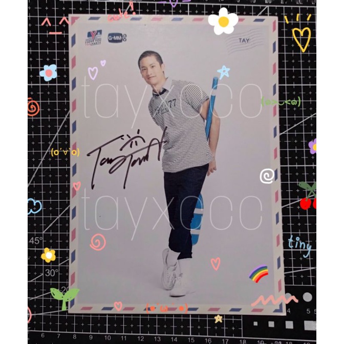 Y ILU Tay Tawan พร้อมโปสการ์ดที่ลงนาม