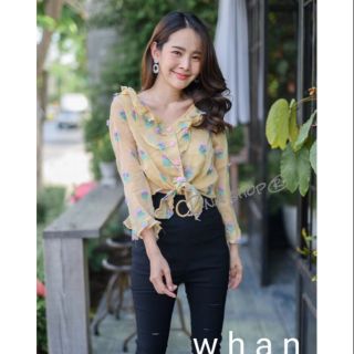 เสื้อครอปหวานๆ ลายดอกไม้ทะลุมิติ ดีไซน์คอวีกระดุมหน้า