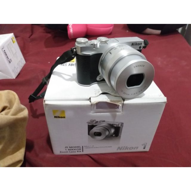 ขาย Nikon 1 j5  ราคาถูก สภาพใช้งานได้ 100% แถมเลนส์ฟิก ของ keepster 50 mm. F1.8 และกระเป๋ากล้อง