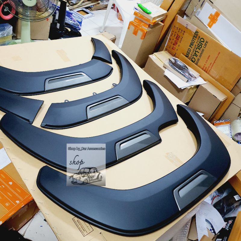 คิ้วล้อ Toyota Revo สีดำด้านแถบเทา สำหรับยกสูงเท่านั้น ใส่ปี 2015-2025