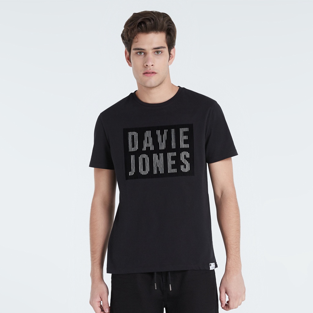 HH DAVIE JONES เสื้อยืดพิมพ์ลายโลโก้ กำมะหยี่ สีดำ Corduroy Logo Print T-Shirt in black LG0017BK คอกลม