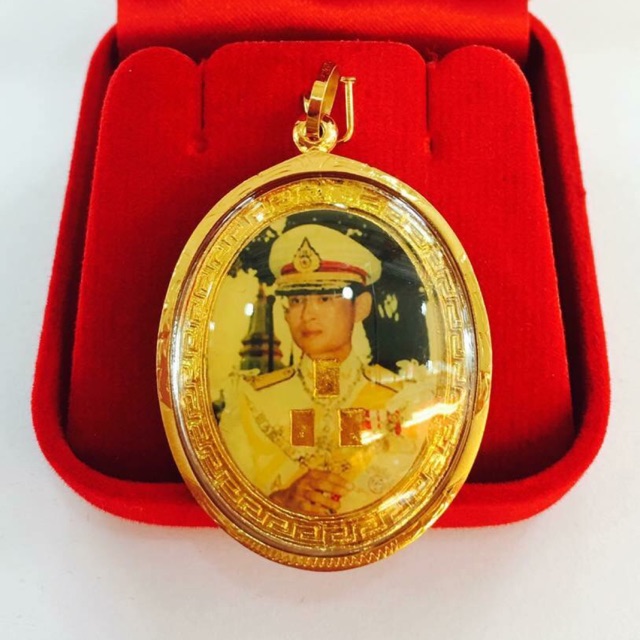 #ล็อคเกตพระบาทสมเด็จพระเจ้าอยู่หัวรัชกาลที่๙ เลี่ยมทองแท้ 90 %
