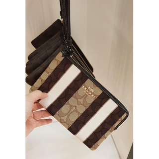 พร้อมส่ง แท้ 🇺🇸💯% New Coach คล้องมือ 1 ซิป L LARGE CORNER ZIP WRISTLET IN SIGNATURE JACQUARD WITH STRIPES (COACH C4566)