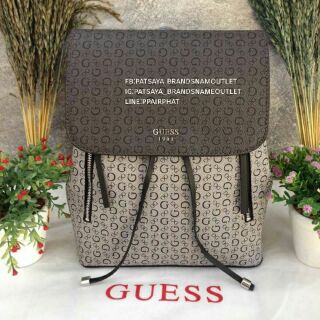 Guess Backpack แท้💯outlet
เป้หนังแกะสังเคราะห์ปั๊มโลโก้แบรนด์ทั้งใบ 
อยู่ทรง สวยหรูมาก เปิดปิดด้วยกระดุงแม่เหล็ก