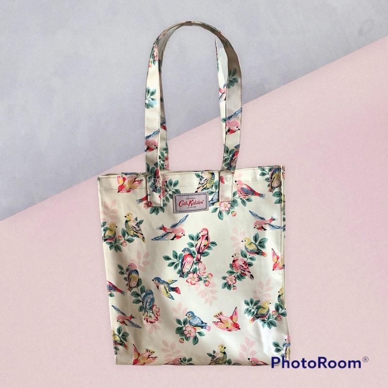 กระเป๋ามือสอง Cath Kidston สีขาวลายนกและดอกไม้ ของแท้ พร้อมส่ง 🕊