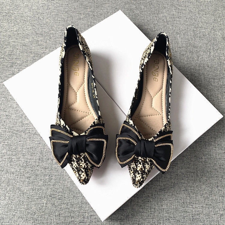 พร้อมส่ง รองเท้าแตะส้นแบนสีดำสไตล์เกาหลี, หัวแหลม, โบว์, หนังนิ่ม,คุณภาพสูง,ย้อนยุคที่หรูหรา,แฟชั่นลำลอง, รองเท้าเดี่ยว ราคา ถูกที่สุด ดีลบีเคเค