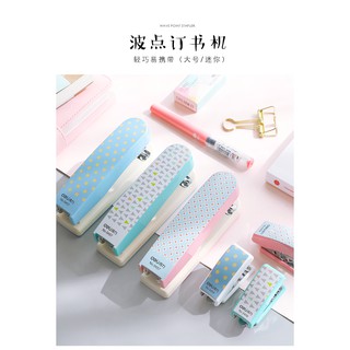 แม็กเย็บกระดาษ Deli อย่างดี มี 2ขนาด 3 สีให้เลือก ที่เย็บกระ…