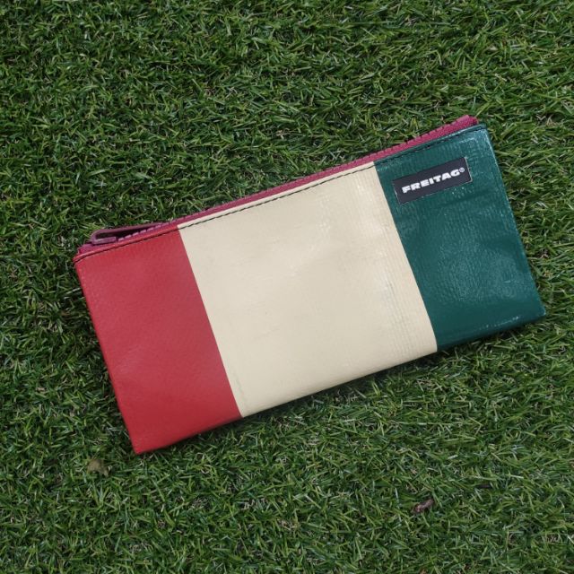 🇮🇹 กระเป๋าใส่ของขนาดเล็ก Freitag
รุ่น F06 SERENA ผ้าใบสีครีม สกรีนสีแดงเขียว อิตาลี 🇮🇹 มือ 1 พร้อมส่ง