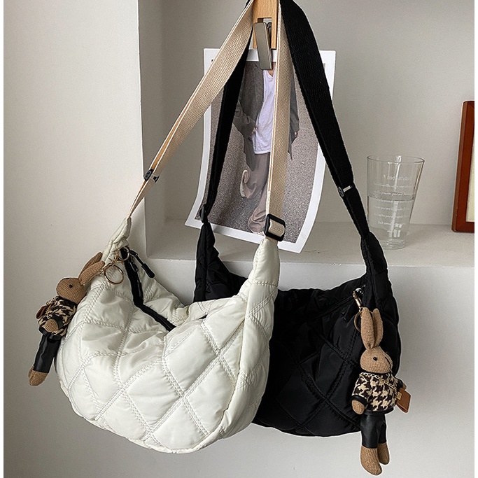 (w211)กระเป๋าสะพายข้าง ลายตารางนวมใบใหญ่ สายหนา ทน vgetbag