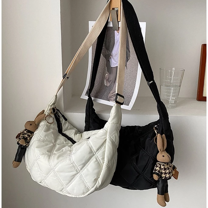 (w211)กระเป๋าสะพายข้าง ลายตารางนวมใบใหญ่ สายหนา ทน vgetbag