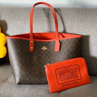 กระเป๋า Coach Tote กลับด้าน สามารถกลับใช้ได้ 2 ด้าน มีใบลูกมาให้อีกด้วย คุ้มมากมายค่ะ