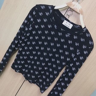 เสื้อครอปแขนยาวผ้าดีมากนุ่มยืดพิมพ์ลายแบรนด์ดังทั้งตัว